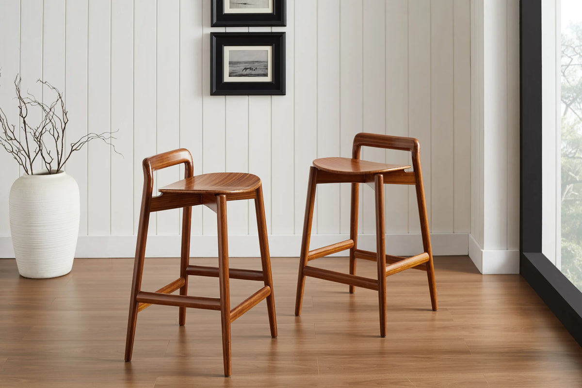 Pub_Dining-Room_Bar-Stool_GLA001AM_Linna-stool-Amber_Amber_IMG_10_96ad8be8-79e4-4738-b9ce-8a5efc61c4ab